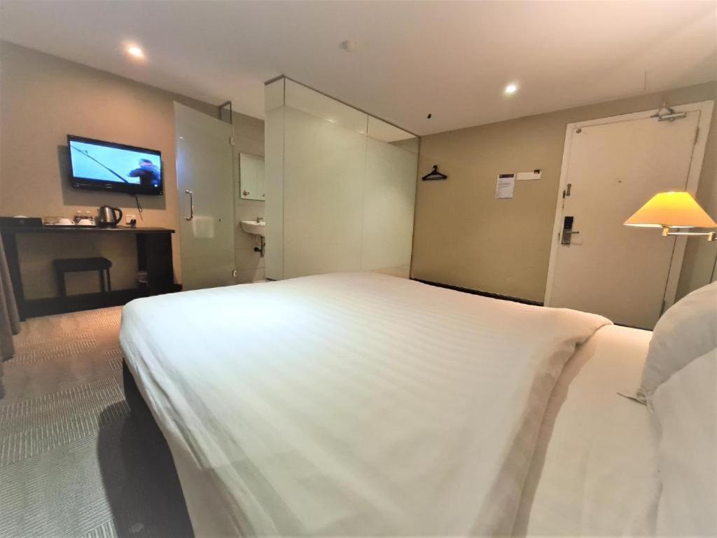 Merdeka Hotel Κλουάνγκ Εξωτερικό φωτογραφία