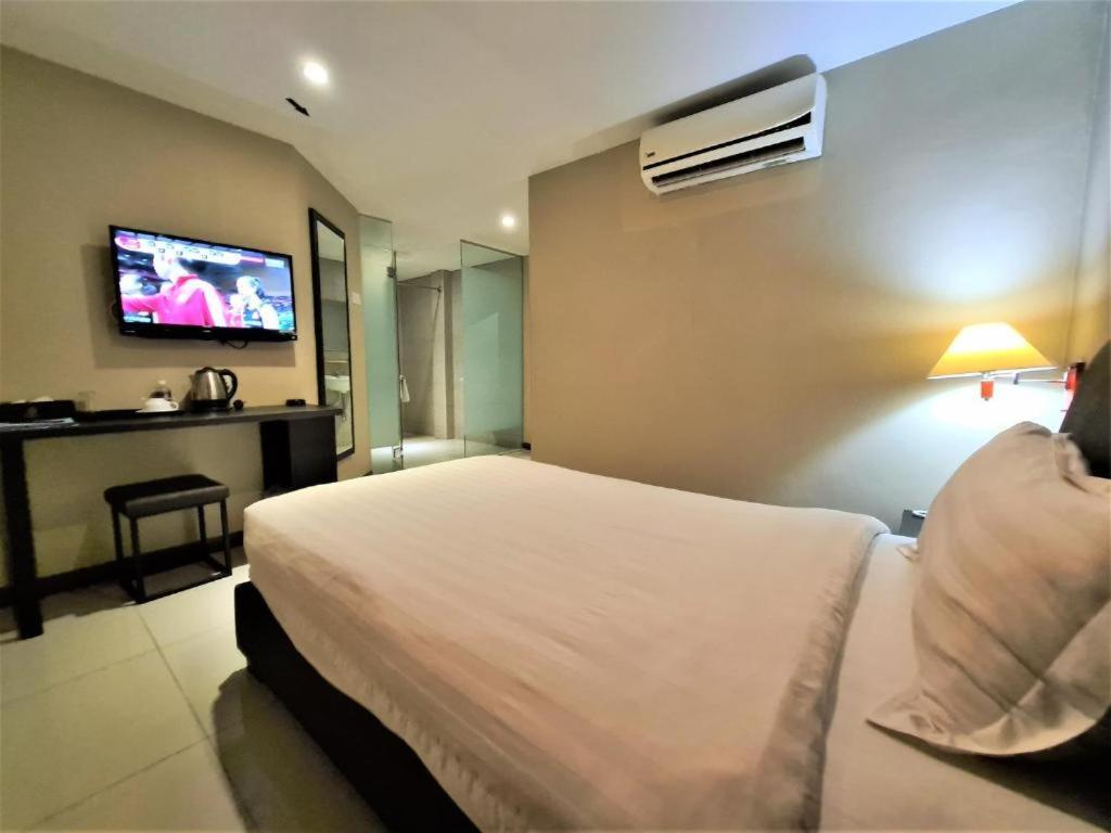 Merdeka Hotel Κλουάνγκ Εξωτερικό φωτογραφία