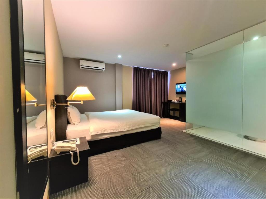 Merdeka Hotel Κλουάνγκ Εξωτερικό φωτογραφία
