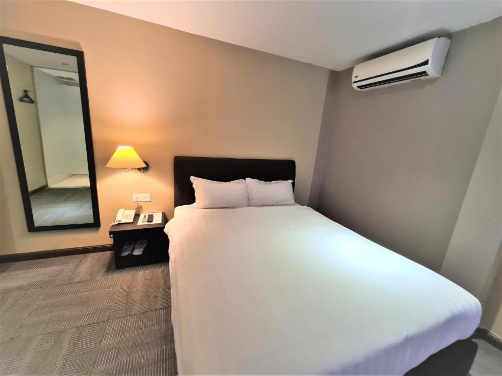 Merdeka Hotel Κλουάνγκ Εξωτερικό φωτογραφία