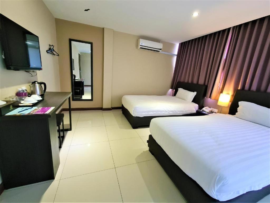 Merdeka Hotel Κλουάνγκ Εξωτερικό φωτογραφία