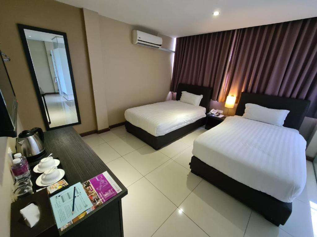Merdeka Hotel Κλουάνγκ Εξωτερικό φωτογραφία