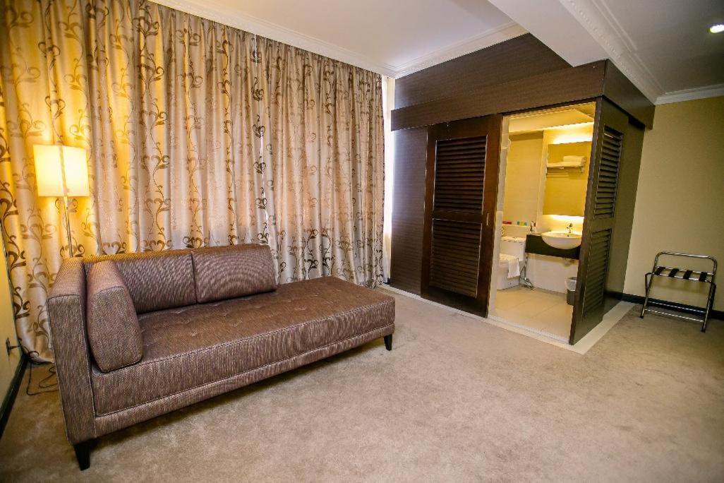 Merdeka Hotel Κλουάνγκ Εξωτερικό φωτογραφία
