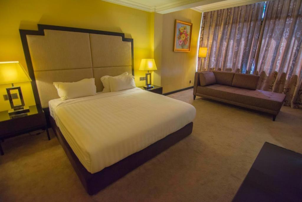 Merdeka Hotel Κλουάνγκ Εξωτερικό φωτογραφία
