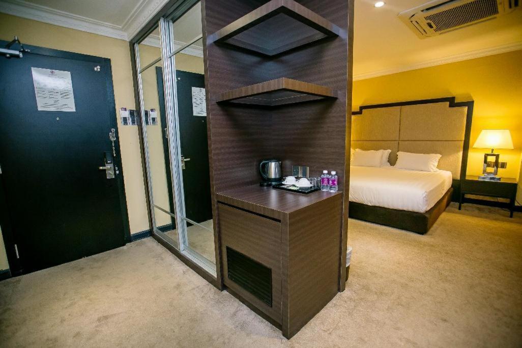 Merdeka Hotel Κλουάνγκ Εξωτερικό φωτογραφία