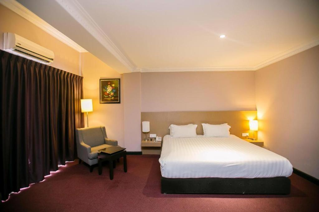 Merdeka Hotel Κλουάνγκ Εξωτερικό φωτογραφία