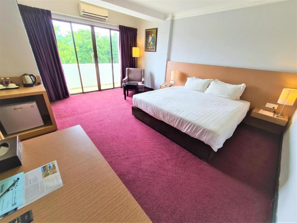 Merdeka Hotel Κλουάνγκ Εξωτερικό φωτογραφία
