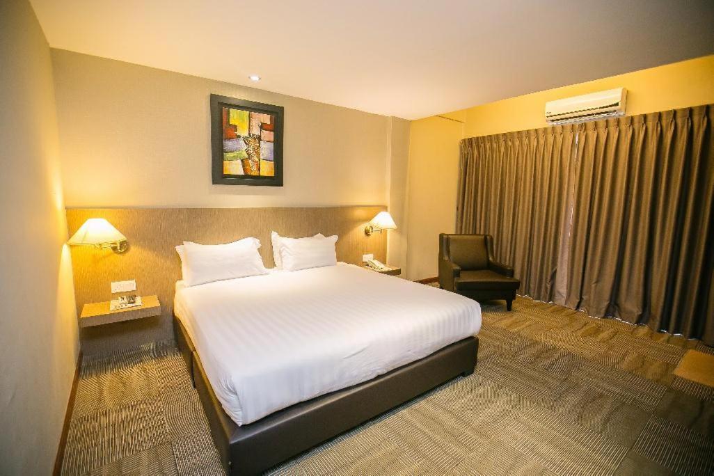 Merdeka Hotel Κλουάνγκ Εξωτερικό φωτογραφία