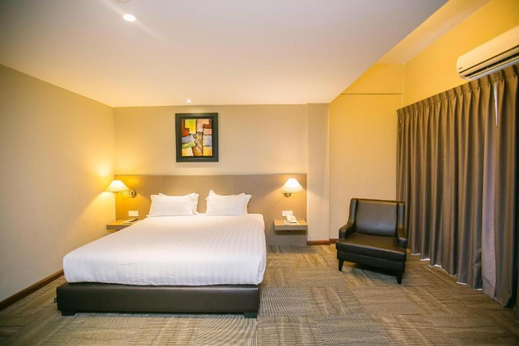 Merdeka Hotel Κλουάνγκ Εξωτερικό φωτογραφία
